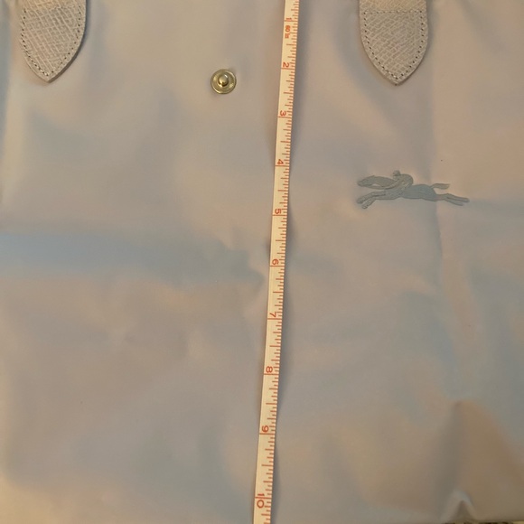 Longchamp Spacious Gray Tote Bag with Minimalist Design - Picture 8 of 10